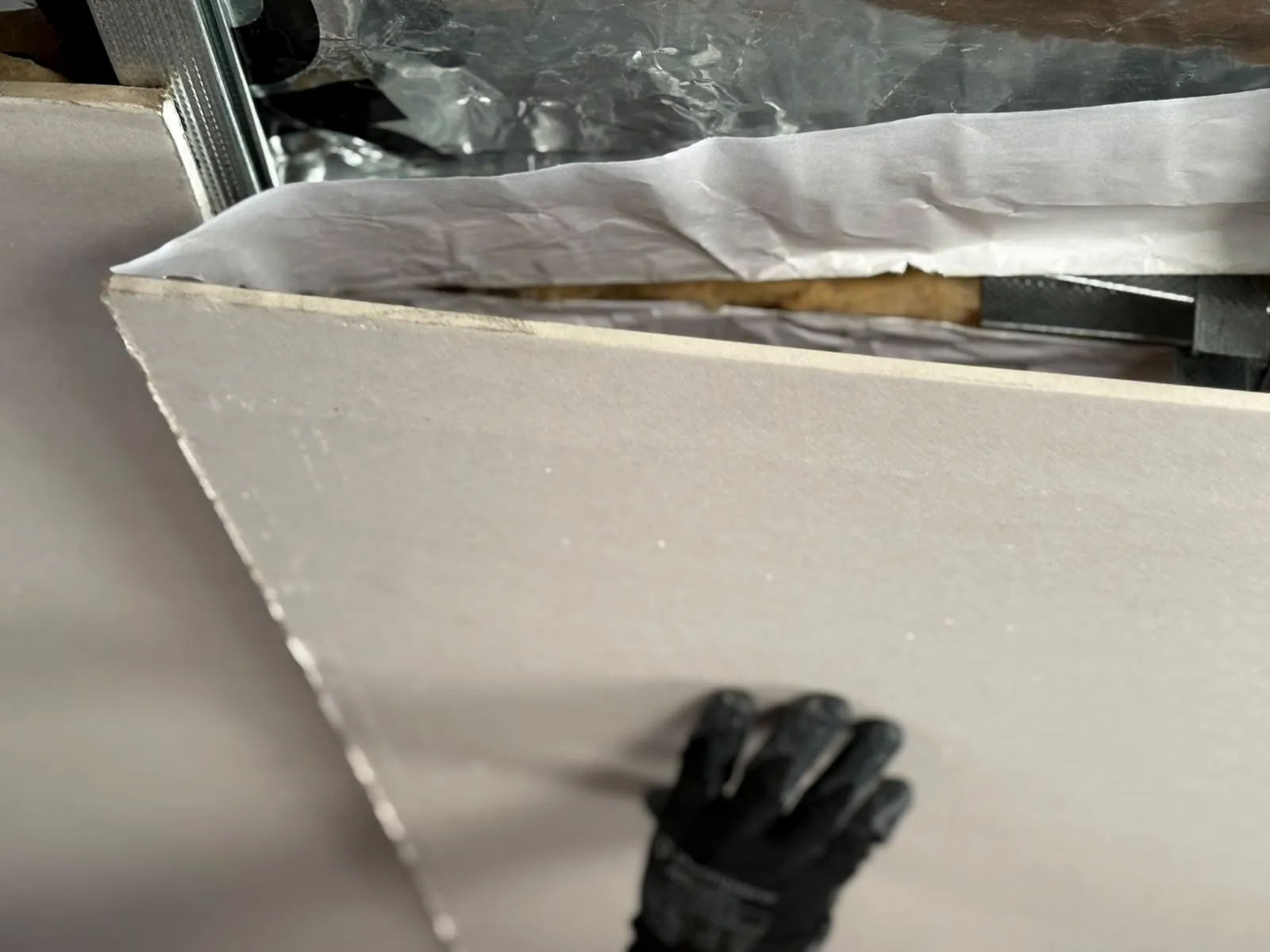 Detalle cercano de una terminación y materiales en obra